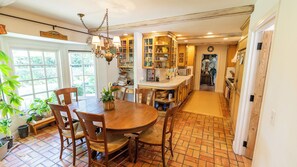Dining - Terrific 4-bedroom Estate Retreat in quaint Goleta perfect for families (Goleta)