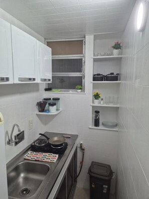 Private kitchen - 🏖️ Complete Apartment in Copacabana • Near the Beach • 24h Front Desk (Rio de Janeiro)