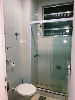 Shower, towels, soap, toilet paper - 🏖️ Complete Apartment in Copacabana • Near the Beach • 24h Front Desk (Rio de Janeiro)