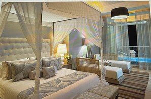 Ein luxuriöses Schlafzimmer mit Baldachinbett, einer Sitzecke und Blick auf einen Pool.