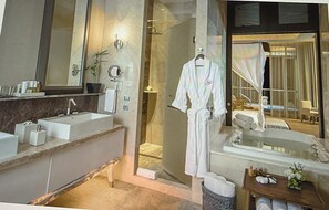 Dusche, Whirlpool, Haartrockner, Handtücher