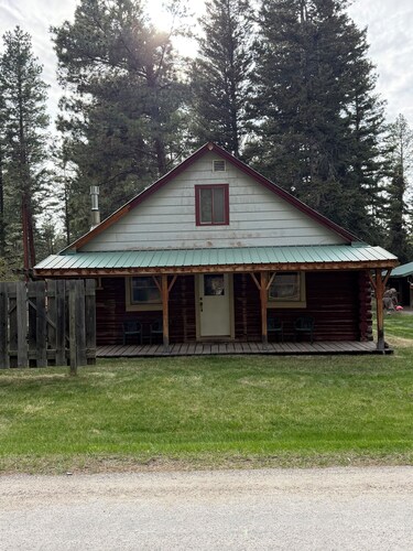 Spacious 4-bedroom cabin in Lincoln perfect for your getaway - bring your toys!