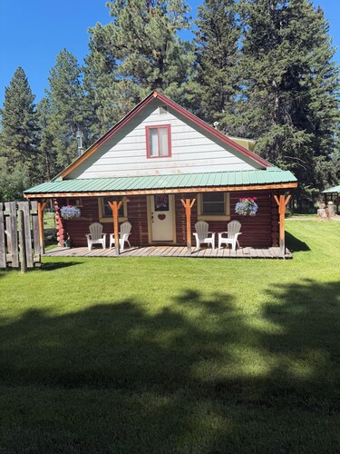 Spacious 4-bedroom cabin in Lincoln perfect for your short or long term getaway!