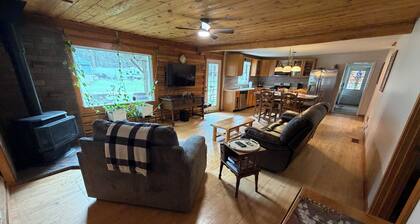 Spacious 4-bedroom cabin in Lincoln perfect for your getaway - bring your toys!