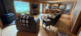 Spacious 4-bedroom cabin in Lincoln perfect for your getaway - bring your toys!