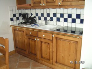 Fridge, microwave, oven, stovetop - Authentic apartment at the foot of the slopes, 180° view of La Masse (Les Belleville)