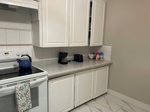 Private kitchen - The Fraser Valley Stay (Abbotsford)