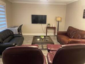 Living area - The Fraser Valley Stay (Abbotsford)