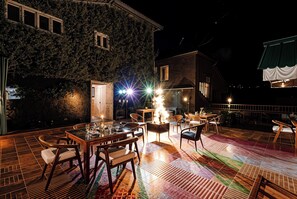 Outdoor dining - Evoque Hotel - River View Near Mall Road (Manali)