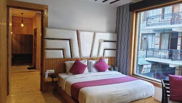 Family Suite, Courtyard View | Desk, free WiFi