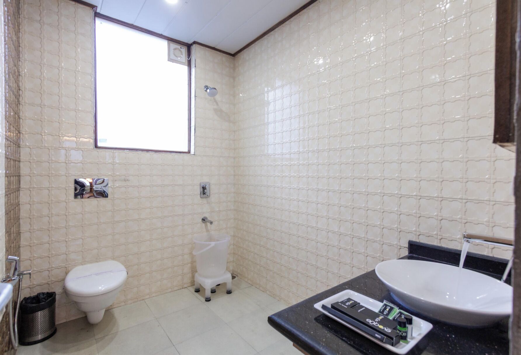 A bathroom with a toilet, bidet, and sink.