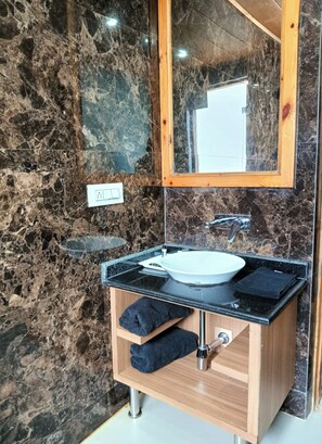 Honeymoon Suite | Bathroom | Shower, hair dryer, towels, soap - Evoque Hotel - River View Near Mall Road (Manali)