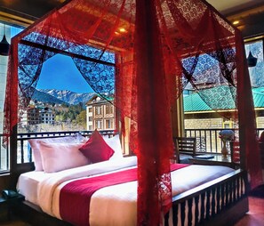 Honeymoon Suite | Desk, free WiFi - Evoque Hotel - River View Near Mall Road (Manali)