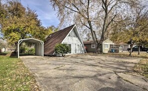 Exterior - Serene 3-bedroom house with AC in Indianapolis (Indianapolis)