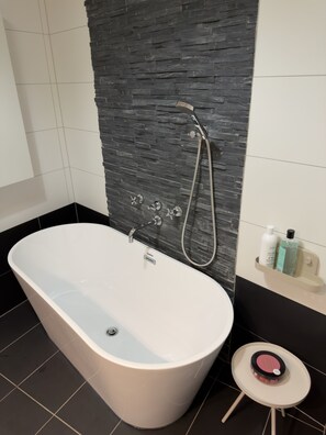 Dusche, Haartrockner, Handtücher, Seife