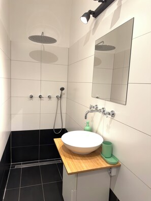 Douche, sèche-cheveux, serviettes fournies, savon