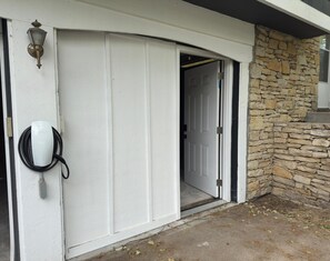 Exterior detail - Awesome 1-bedroom apartment in nice Overland Park neighborhood with EV Charging (Overland Park)