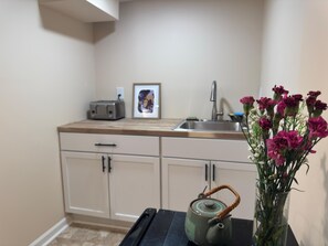 Interior - Awesome 1-bedroom apartment in nice Overland Park neighborhood with EV Charging (Overland Park)