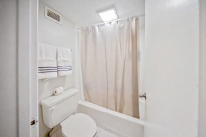 Bathroom - Studio Mins To *Atrium Health* & *Spectrum Arena* (Charlotte)