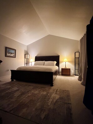 4 bedrooms, desk, iron/ironing board, free WiFi - Lynnwood Retreat: Office, Theater & Grapevine Deck (Lynnwood)