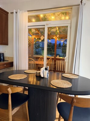 Dining - Lynnwood Retreat: Office, Theater & Grapevine Deck (Lynnwood)
