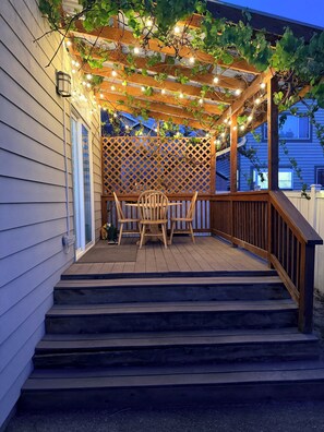 Outdoor dining - Lynnwood Retreat: Office, Theater & Grapevine Deck (Lynnwood)