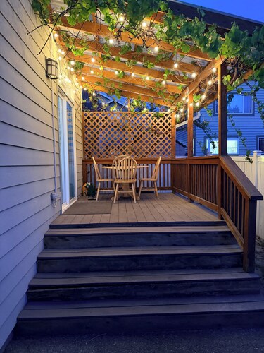 Lynnwood Retreat: Office, Theater & Grapevine Deck