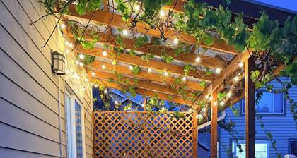 Lynnwood Retreat: Office, Theater & Grapevine Deck
