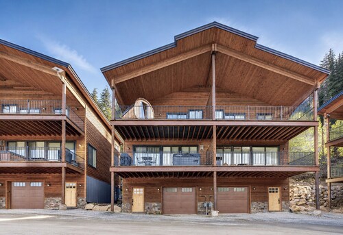 Schweitzer Mountain High End Ski Retreat for FUN!!! 4 BR / 3.5 BA / 5 BED CHALET
