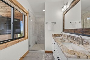 Douche, sèche-cheveux, serviettes fournies, savon