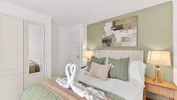 5 bedrooms, desk, iron/ironing board, travel crib