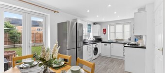 The Russet • Detached 5 Bedroom House • Driveway Parking • Sky TV • Work Desk • Yoko Property