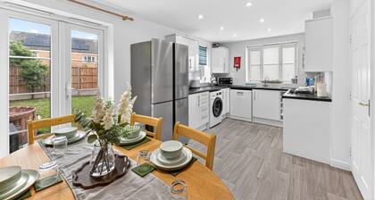 The Russet • Detached 5 Bedroom House • Driveway Parking • Sky TV • Work Desk • Yoko Property