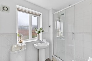 Hair dryer, towels - The Russet • Detached 5 Bedroom House • Driveway Parking • Sky TV • Work Desk • Yoko Property (Bedford)