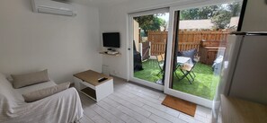 Living area - Vrbo Property (Soulac-sur-Mer)