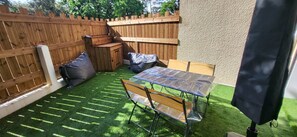 Outdoor dining - Vrbo Property (Soulac-sur-Mer)