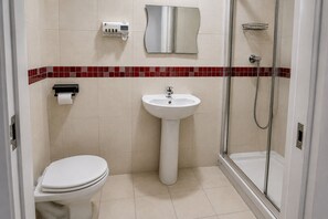 Bathroom - Cosy 2-Bed Flat | Spacious Ensuite Rooms (London)