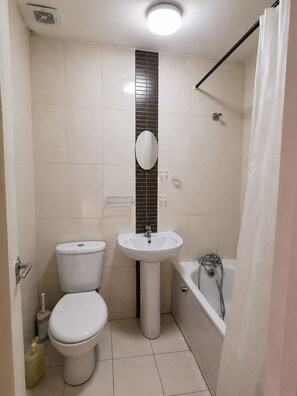 Bathroom - Cosy 2-Bed Flat | Spacious Ensuite Rooms (London)