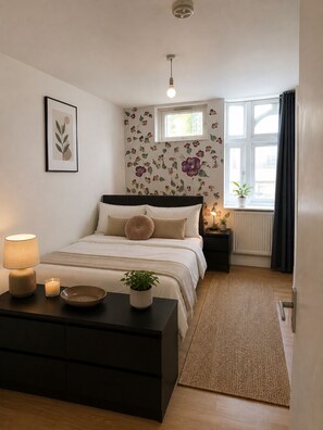 Room - Cosy 2-Bed Flat | Spacious Ensuite Rooms (London)