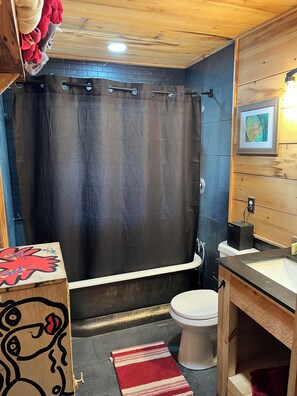 Hair dryer, towels, soap, toilet paper - Secluded Waterfall Cabin (Otto)