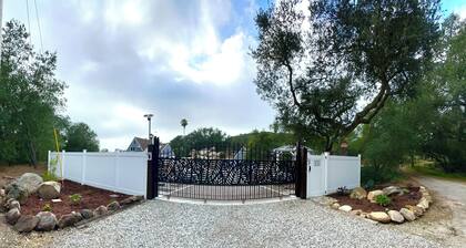 Entire cozy two floor guest house located in rainbow near Temecula