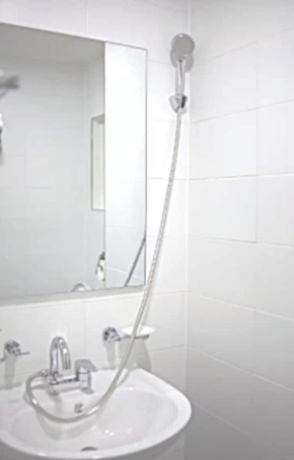 Chuveiro, secador de cabelo, toalhas de banho, sabonete