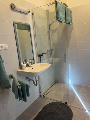 Shower, towels, soap, toilet paper - Haus zur Egge - Holiday apartment in Altenbeken (Altenbeken)