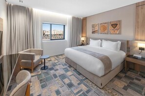 In-room safe, laptop workspace, soundproofing, iron/ironing board - AVAL Hotel (AL Madinah AL Munawwarah)