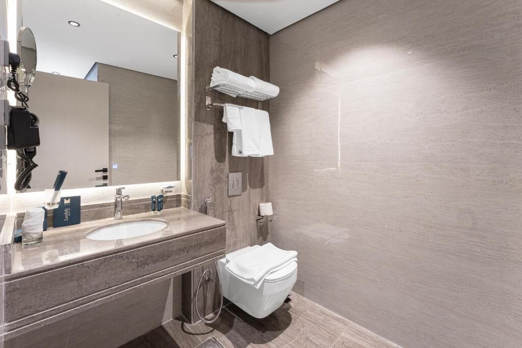 Superior Double Room, City View | Bathroom