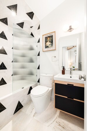 Bathroom - Mana and Lila Boutique Aparthotel (Cincinnati)