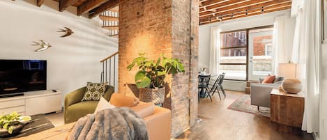Condo de lujo, vista a la ciudad | Área de sala de estar