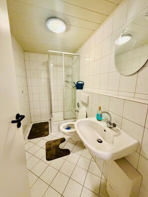 Toallas, jabón, papel de baño 