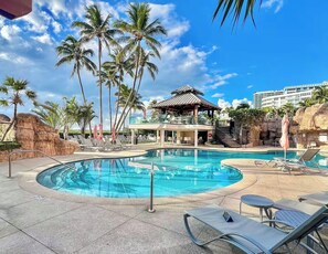 Outdoor pool, a heated pool - Stay On Beach !! Amazing Views w/ Heated Pool, BBQ, Spa, Sauna, Gym (Miami)