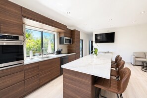 Private kitchen - Modern Silver Lake Hillside retreat near by Dodger Stadium Stair Street Access (Los Angeles)